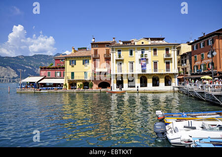 Village pittoresque au bord du lac, l'Italie, le lac de Garde, Lombardie, Malcesine Banque D'Images