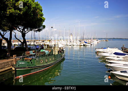 Bateaux à moteur en marina, Italie, Lac de Garde, Lombardie, Desenzano del Garda Banque D'Images