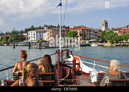 Vue du bateau d'excursion à Sirmione, Italie, Lombardie, Lake Garda, Sirmione Banque D'Images