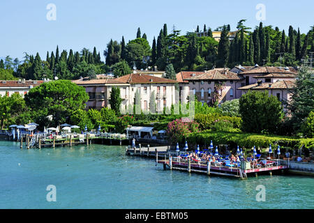 Station de vacances au bord du lac, l'Italie, le lac de Garde, Lombardie, Sirmione Banque D'Images