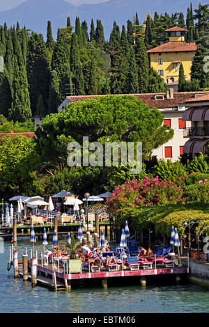 Tourist à bronzer sur la promenade, l'Italie, le lac de Garde, Lombardie, Sirmione Banque D'Images