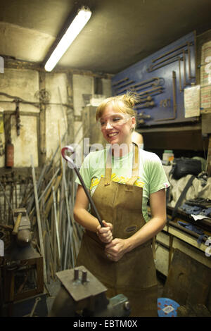 Femme forgeron travaillant dans une forge, Much Hadham, Herfordshire, England, UK Banque D'Images