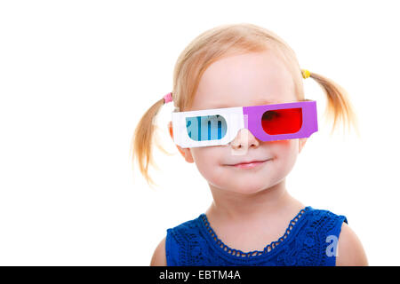 Portrait d'une petite fille portant des lunettes 3D Banque D'Images