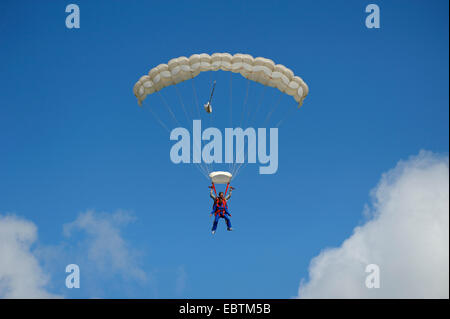 Sky Diver en face de ciel bleu, les Pays-Bas, le nord de l'Hollande, Pays-Bas, Texel Banque D'Images