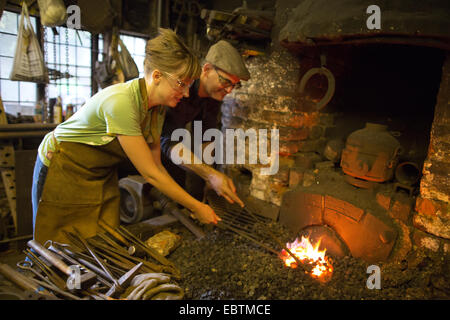 Femme forgeron travaillant dans une forge, Much Hadham, Herfordshire, England, UK Banque D'Images