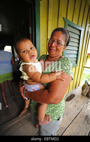 Grand-mère avec son petit-fils sur les bras, le Honduras, Brus Laguna, Las Marias Banque D'Images