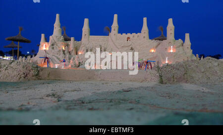 Château féodal du sable à la plage dans l'éclairage en soirée, l'Espagne, Baléares, Majorque, Alcudia Banque D'Images