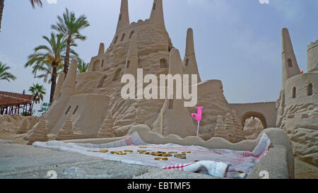 Château féodal à la plage de sable, l'Espagne, Baléares, Majorque, Alcudia Banque D'Images