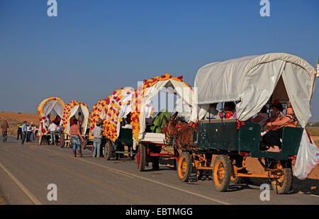 Procession avec les voitures, l'Espagne, Coria del Rio Banque D'Images