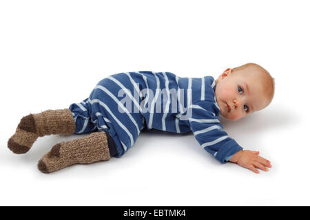 Little Boy wearing barboteuse à rayures sur le sol Banque D'Images