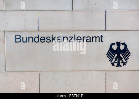 Bundeskanzleramt' et 'L'aigle fédéral à la chancellerie allemande, mur de Berlin, Allemagne Banque D'Images