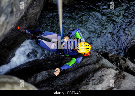 L'homme le canyoning le canyon de Ziocu, France, Corse, Ajaccio Banque D'Images