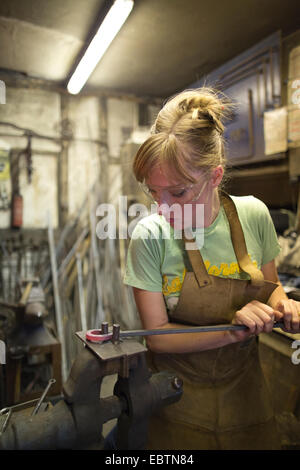 Femme forgeron travaillant dans une forge, Much Hadham, Herfordshire, England, UK Banque D'Images