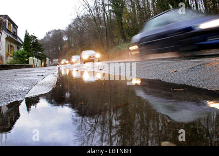 L'eau de surface sur une rue après de fortes pluies, l'Allemagne, Rhénanie du Nord-Westphalie Banque D'Images