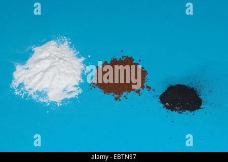 Matériel pour la prise des empreintes digitales : poudre, poudre de cacao, d'un crayon graphite Banque D'Images