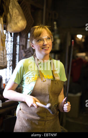 Femme forgeron travaillant dans une forge, Much Hadham, Herfordshire, England, UK Banque D'Images