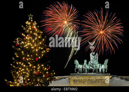 Le quadrige de la porte de Brandebourg, à l'arbre de Noël et de l'artifice, l'Allemagne, Berlin Banque D'Images