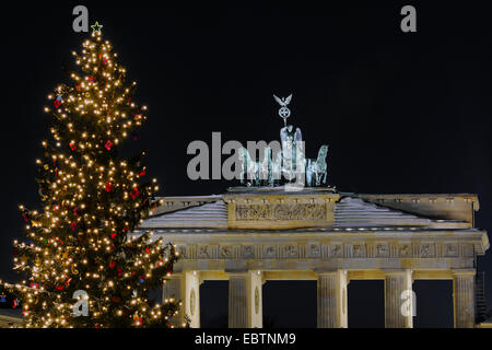 Le quadrige de la porte de Brandebourg, à l'arbre de Noël, en Allemagne, Berlin Banque D'Images