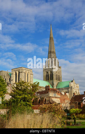 Sur le jardin de la cathédrale de Chichester médiévale sur une belle journée d'Automne avec un grand ciel bleu et nuages duveteux. Banque D'Images