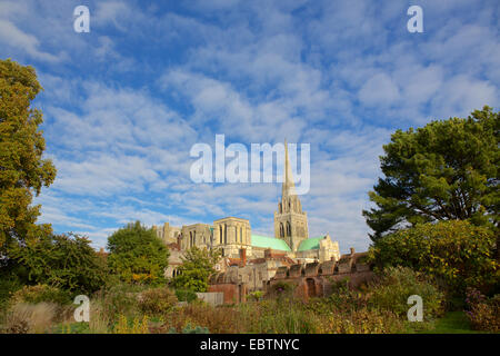 Grand angle sur le jardin de la cathédrale de Chichester médiévale sur une belle journée d'Automne avec un grand ciel bleu et nuages duveteux. Banque D'Images