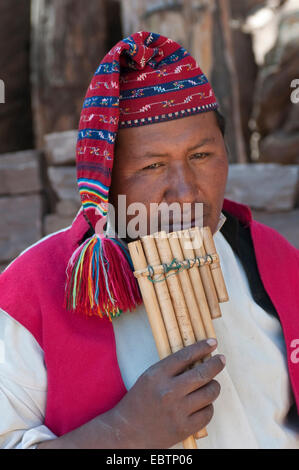 En vêtements traditionnels indiens jouant flûte, le Pérou, le Lac Titicaca, l'île de Taquile Banque D'Images