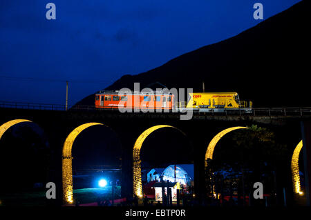 Wagons historiques et de trains sur le viaduc de chemin de fer circulaire, Suisse, Grisons Banque D'Images