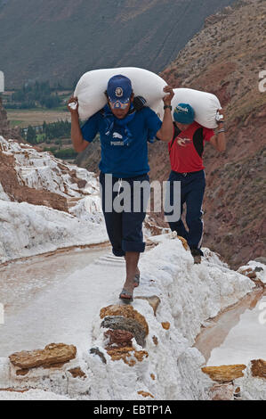 Sacs de transport de travailleurs du sel à Salinas de Maras les étangs d'eau salée, au Pérou, Cusco Banque D'Images