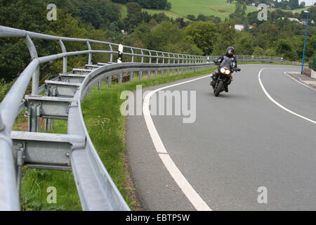 Moto sur une route de campagne à une barrière de sécurité, l'Allemagne, en Rhénanie du Nord-Westphalie, Velbert-Nierenhof Banque D'Images