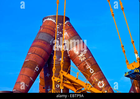 Trépied pour la construction d'éoliennes offshore avant expédition , Allemagne, Bremen Banque D'Images