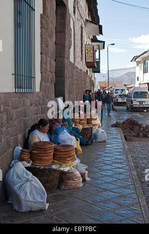 Les vendeurs de rue vendant du pain, Pérou, Cusco Banque D'Images