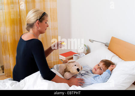 Mère assis au chevet de son enfant malade Banque D'Images
