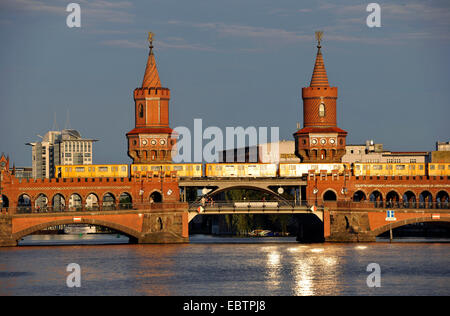 U-Bahn traverse le pont Oberbaum dans lumière du soir, l'Allemagne, Berlin Banque D'Images