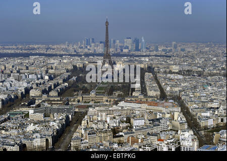 Vue depuis la Tour Montparnasse sur la mer de maisons de la ville avec la Tour Eiffel, dans le centre, France, Paris Banque D'Images