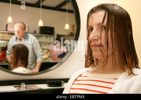 Femme avec des poils à la coiffure Banque D'Images