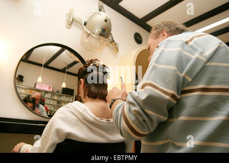 Coiffure couper les poils d'une femme Banque D'Images