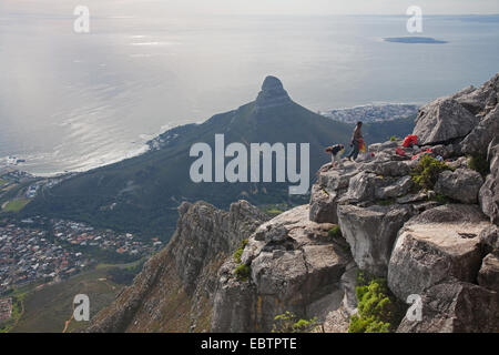 Randonneur sur Table Mountain, Cape Town et de la tête de lion de Signal Hill à l'arrière-plan, l'Afrique du Sud, Western Cape, Cape Town Banque D'Images