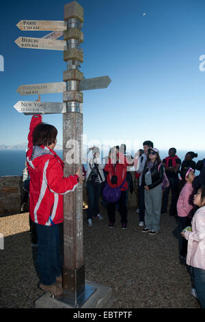 Les touristes de prendre photo de balise à la pointe du Cap, Afrique du Sud, Western Cape, Cape of Good Hope, le parc national de Cape Town Banque D'Images