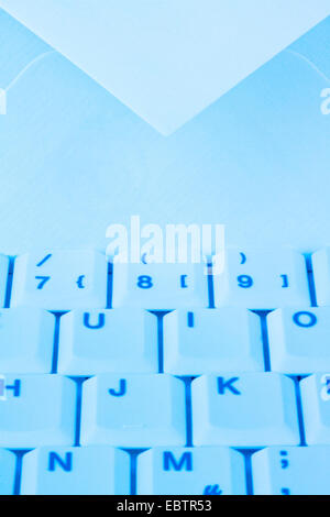 Clavier d'un ordinateur et d'une enveloppe. La communication par e-mail Banque D'Images