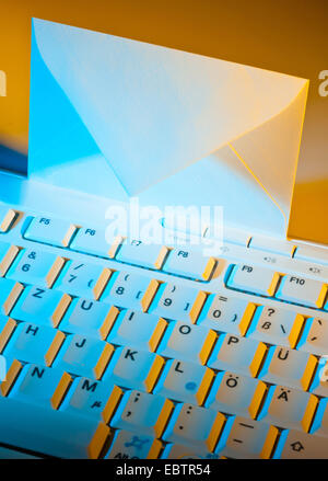 Clavier d'un ordinateur et d'une enveloppe. La communication par e-mail Banque D'Images