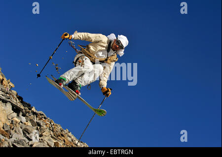 Skieur freeride déguisé en aventurier suranné, une descente sur pente rocheuse Banque D'Images