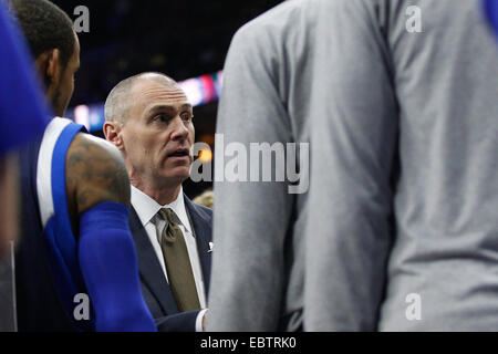 29 novembre 2014 : Dallas Mavericks (entraîneur-chef Rick Carlisle parle avec son équipe au cours de la NBA match entre les Dallas Mavericks et les Philadelphia 76ers au Wells Fargo Center de Philadelphie, Pennsylvanie. Les Mavericks de Dallas a gagné 110-103. Banque D'Images