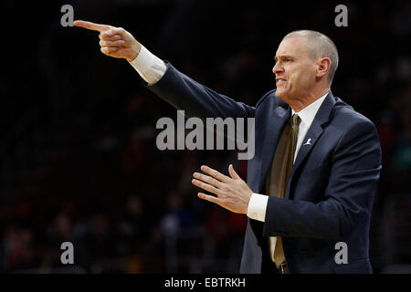 29 novembre 2014 : Dallas Mavericks (entraîneur-chef Rick Carlisle réagit au cours de la NBA match entre les Dallas Mavericks et les Philadelphia 76ers au Wells Fargo Center de Philadelphie, Pennsylvanie. Les Mavericks de Dallas a gagné 110-103. Banque D'Images