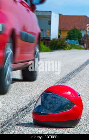 Accident avec une moto, d'accident de la circulation et des marques de dérapage sur route Banque D'Images