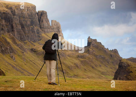 Photographe travaillant à l'Quiraing, Royaume-Uni, Ecosse, île de Skye Banque D'Images