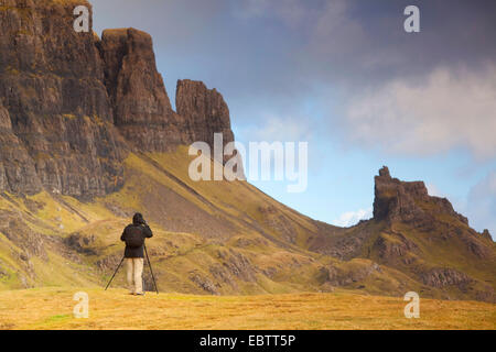 Photographe travaillant à l'Quiraing, Royaume-Uni, Ecosse, île de Skye Banque D'Images