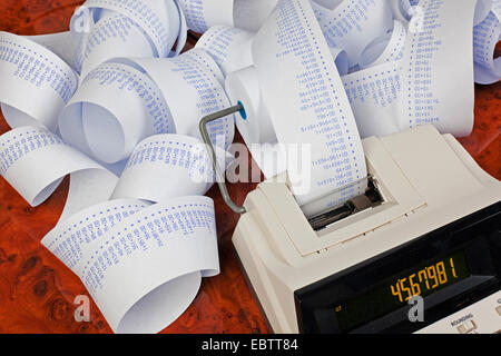 Calculatrice de bureau avec ordinateur stripes, symbole pour les frais, les charges, les revenus et les profits