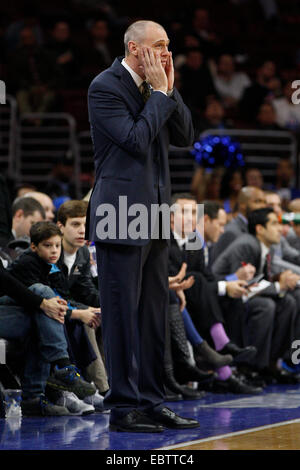 29 novembre 2014 : Dallas Mavericks (entraîneur-chef Rick Carlisle réagit au cours de la NBA match entre les Dallas Mavericks et les Philadelphia 76ers au Wells Fargo Center de Philadelphie, Pennsylvanie. Les Mavericks de Dallas a gagné 110-103. Banque D'Images