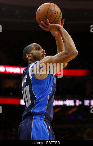 29 novembre 2014 : Dallas Mavericks guard Devin Harris (20) tire la balle au cours de la NBA match entre les Dallas Mavericks et les Philadelphia 76ers au Wells Fargo Center de Philadelphie, Pennsylvanie. Les Mavericks de Dallas a gagné 110-103. Banque D'Images