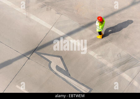 Femme dans un disque rouge hat sur un chantier de construction , Autriche, Vienne Banque D'Images