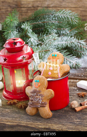 Gingerbread men avec tasse de chocolat chaud Banque D'Images